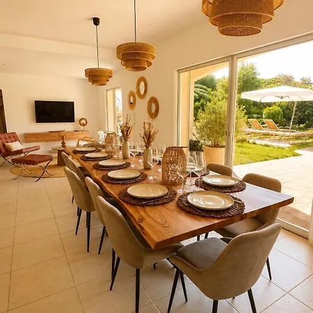 Vila Provencale Climatisee Avec Piscine, Entouree De Verdure Et Au Calme