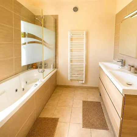 Vila Provencale Climatisee Avec Piscine, Entouree De Verdure Et Au Calme