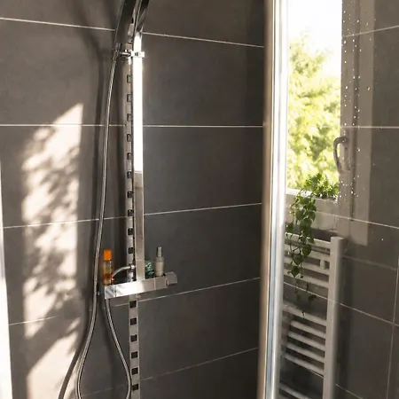 Provencale Climatisee Avec Piscine, Entouree De Verdure Et Au Calme *