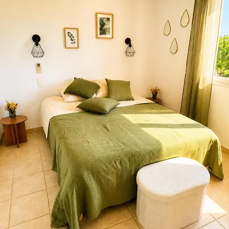Provencale Climatisee Avec Piscine, Entouree De Verdure Et Au Calme